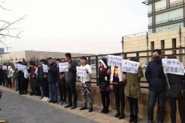 叶城对付老赖：刘小姐被老赖拖欠货款